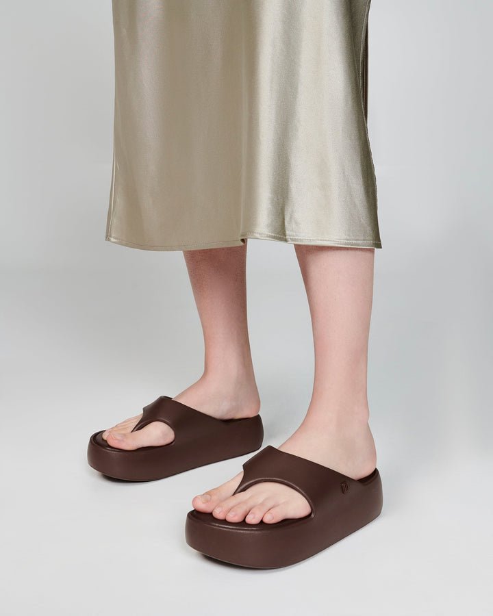 MELISSA_FREE_PLATFORM_BROWN_THONG