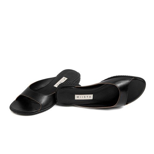 MIISTA_YACHAY_BLACK_SLIDE_SANDALS