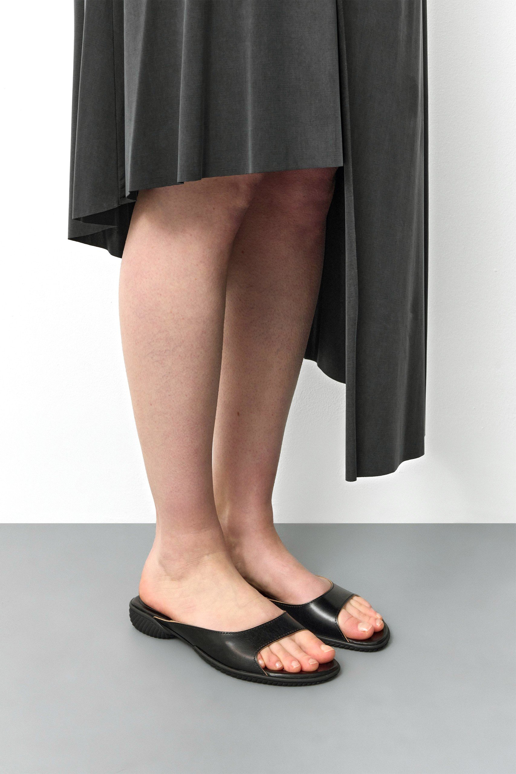 MIISTA_YACHAY_BLACK_SLIDE_SANDALS